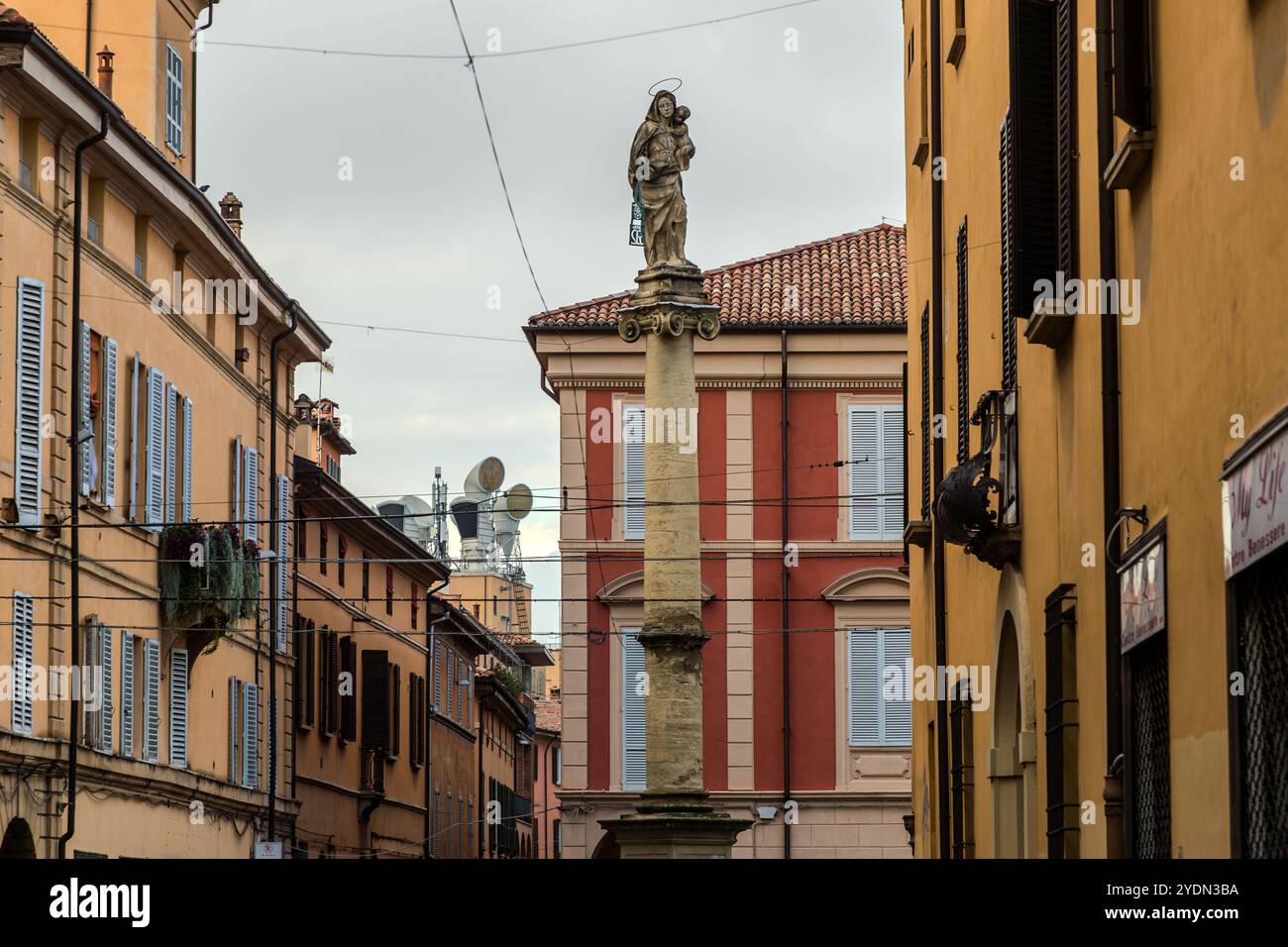Antenne a corno dietro la colonna colonna della Beata Vergine del Carmine. Via Guglielmo Oberdan, Bologna, Emilia-Romagna, Italia Foto Stock