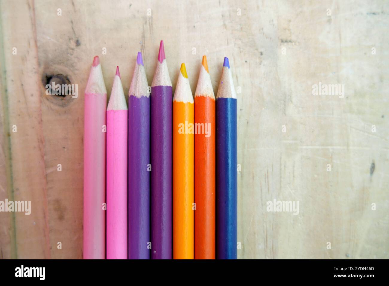 pastelli di colore rosa su legno Foto Stock