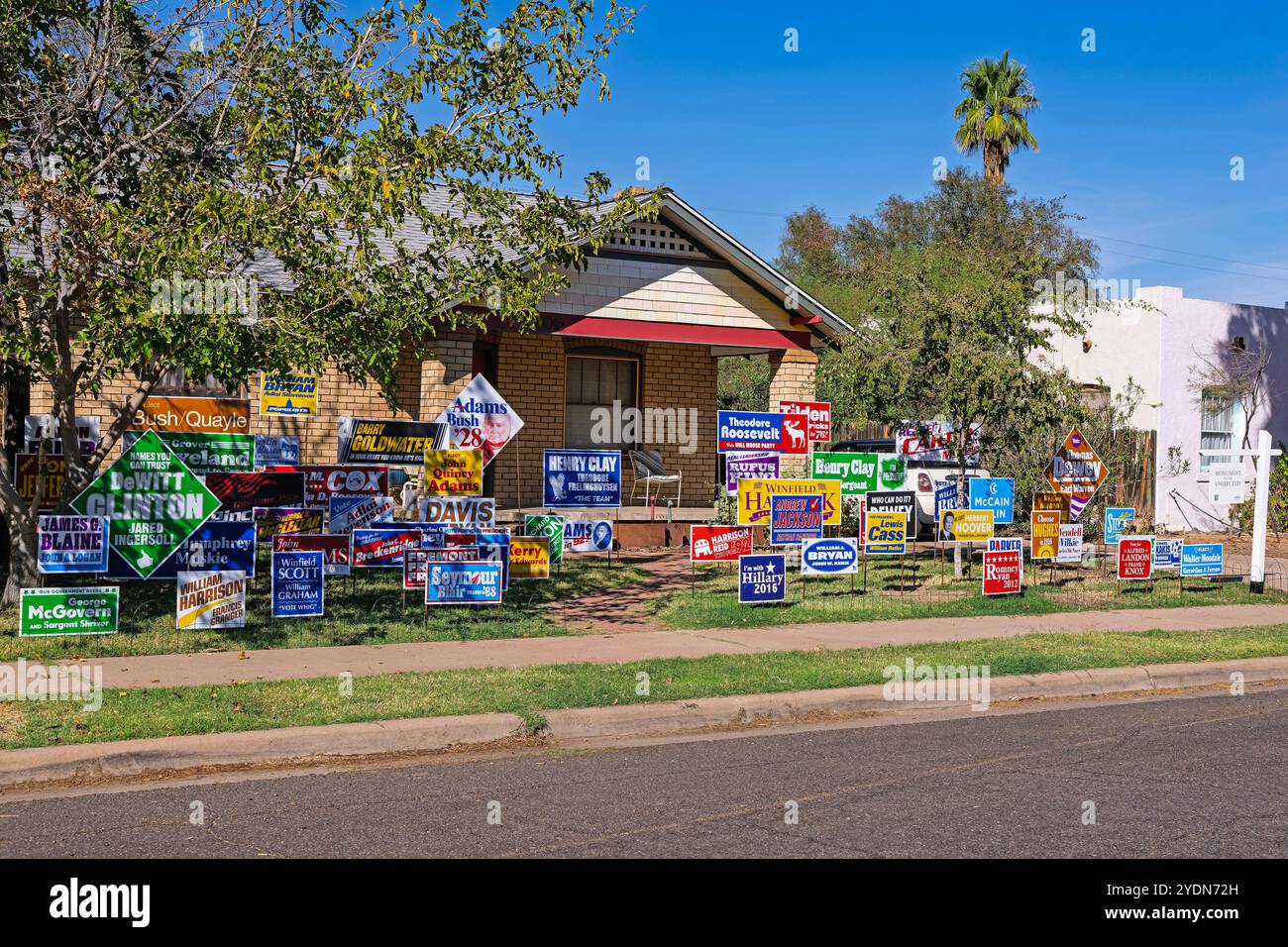 Monumento ai non eletti 10-26-24 Phoenix, Arizona USA questa sede centrale di Phoenix ha eretto i segni della campagna elettorale delle candele non elette per US Pre Foto Stock