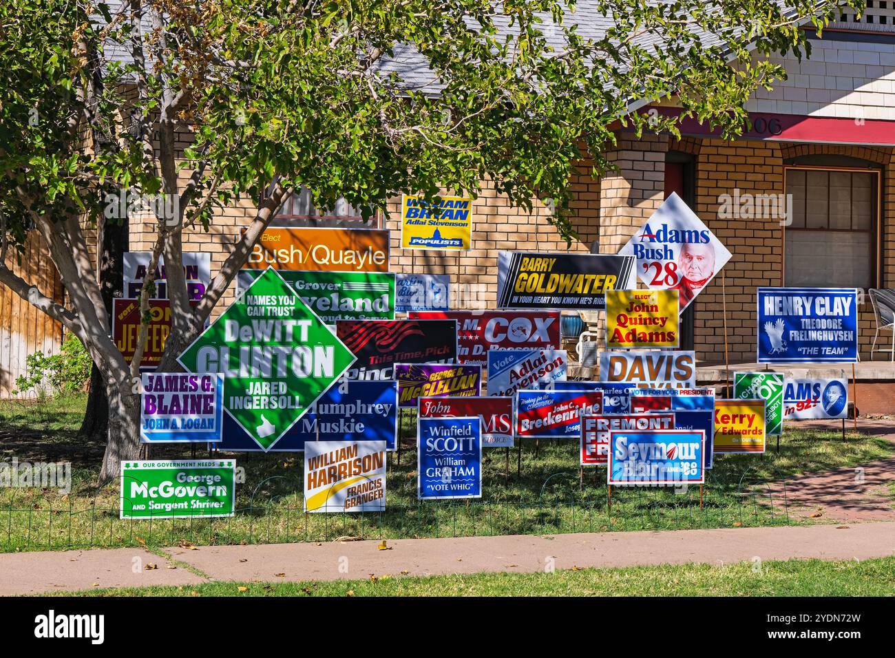 Monumento ai non eletti 10-26-24 Phoenix, Arizona USA questa sede centrale di Phoenix ha eretto i segni della campagna elettorale delle candele non elette per US Pre Foto Stock