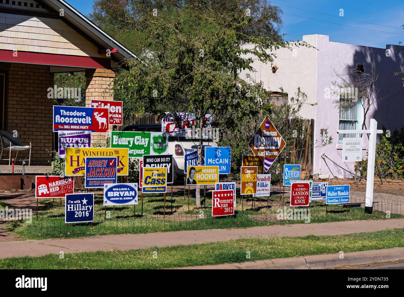 Monumento ai non eletti 10-26-24 Phoenix, Arizona USA questa sede centrale di Phoenix ha eretto i segni della campagna elettorale delle candele non elette per US Pre Foto Stock
