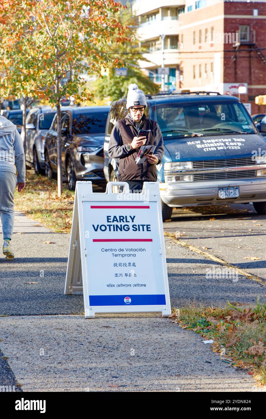 Voter Holding NYC Voter Guide e Board of Elections Voter Information pamphlet, Outside a Queens Early Voting Site, il giorno di apertura del voto anticipato. Foto Stock