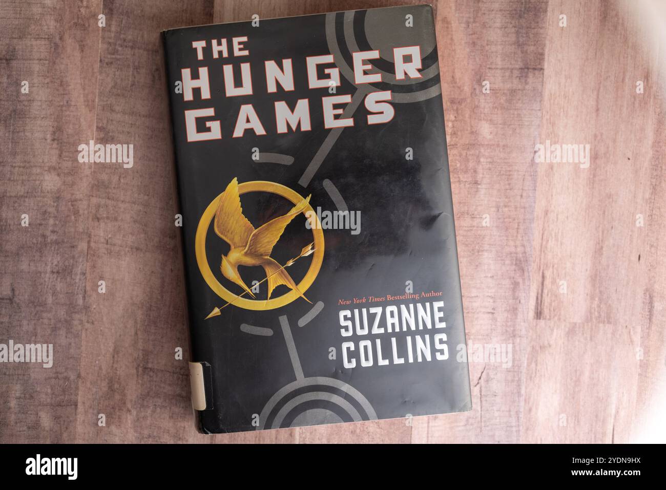 Una copia del BEST seller di Suzanne Collins The Hunger Games. Il libro è stato inserito nelle liste vietate di alcune scuole e biblioteche. Foto Stock