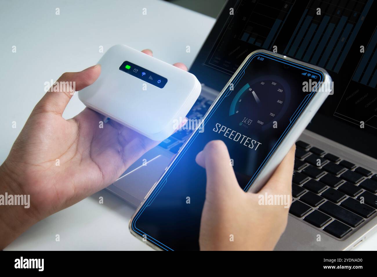 Il concetto di connessione a Internet con dispositivi Pocket WIFI, connessione wireless Foto Stock