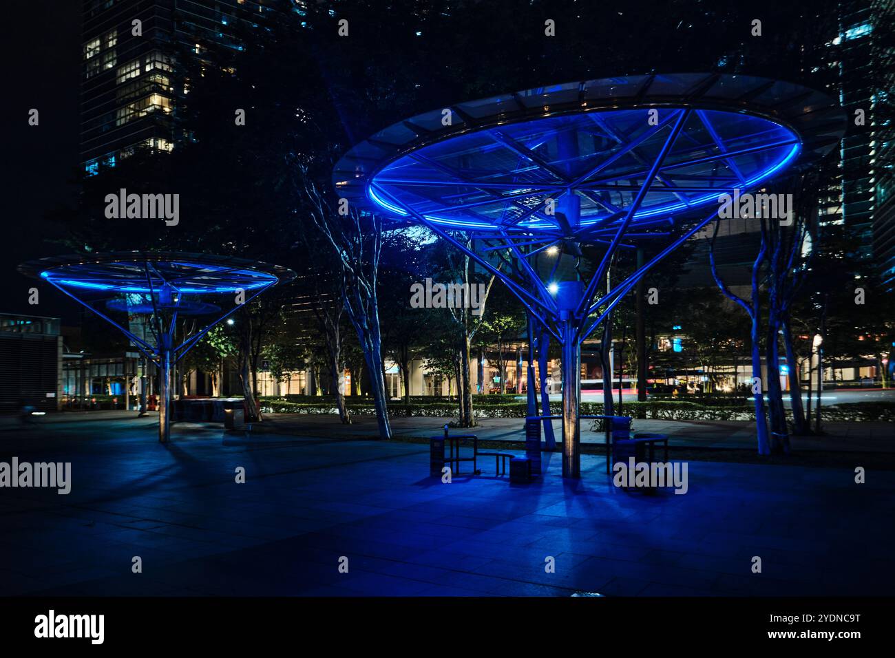 Singapore - 14 agosto 2024: Rifugi illuminati Breeze lungo Marina Boulevard. Le tettoie a energia solare hanno grandi ventilatori Foto Stock