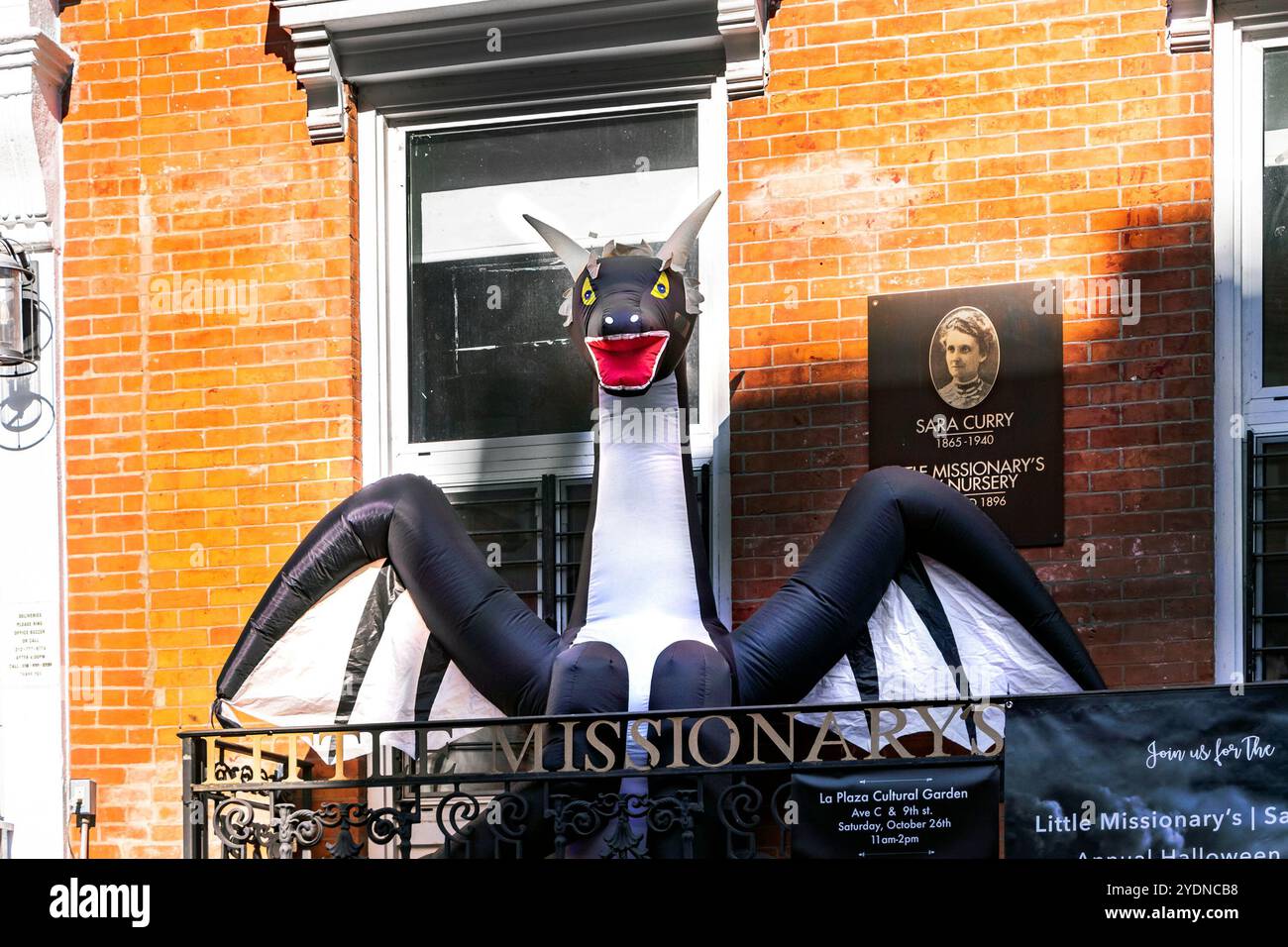 Decorazione gonfiabile di halloween del drago all'esterno dell'edificio in mattoni del Little Missionary's Day Nursery con targa storica in onore di Sara Curry Foto Stock