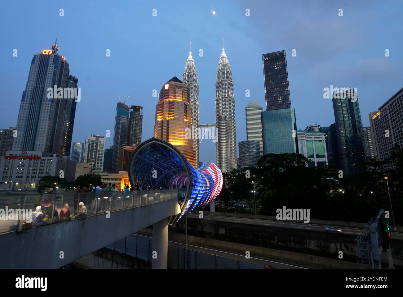 Kuala Lumpur, Malesia - 29 luglio 2023: Vista panoramica del ponte di Saloma e delle iconiche Torri Petronas, situate nel KLCC. Foto Stock