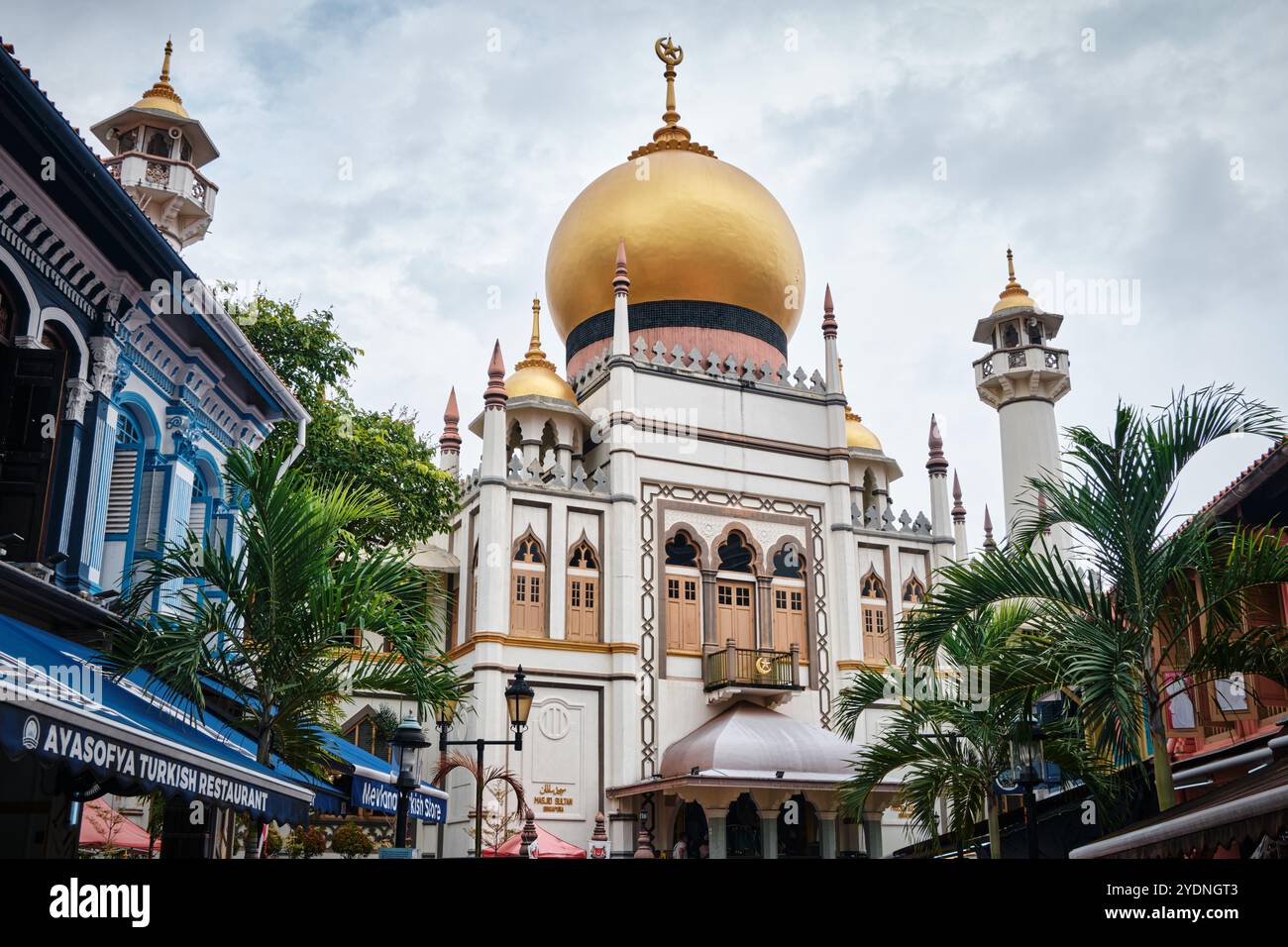 Singapore - 16 agosto 2024: Moschea del Sultano Masjid nella storica Kampong Glam con cupola dorata e enorme sala di preghiera, il punto focale per la comunità musulmana Foto Stock