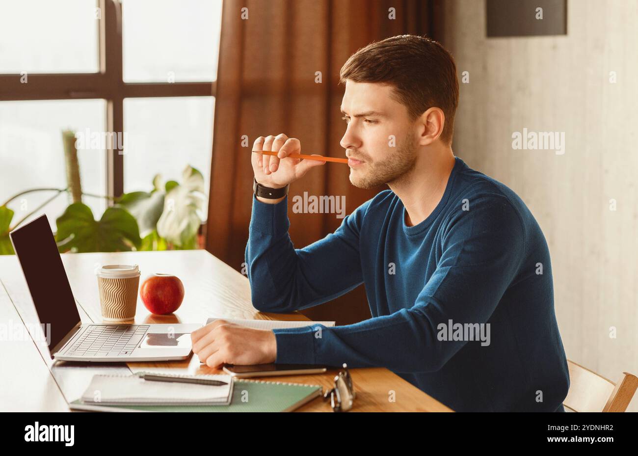 Guy Pensante Pensivo Su Idea Di Affari Seduto Al Banco Interno Foto Stock