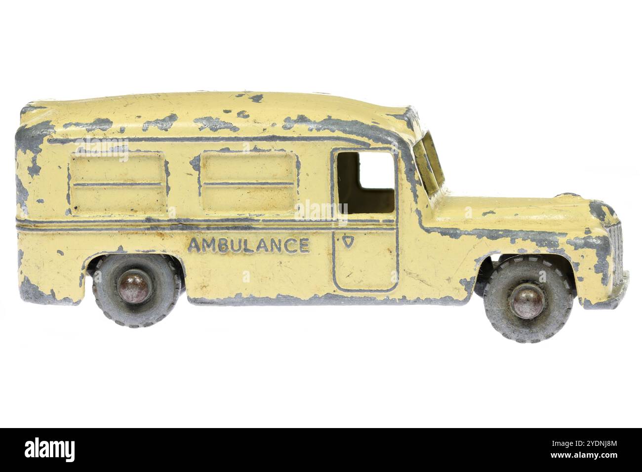 Ambulanza vintage Lesney Daimler isolata su sfondo bianco Foto Stock
