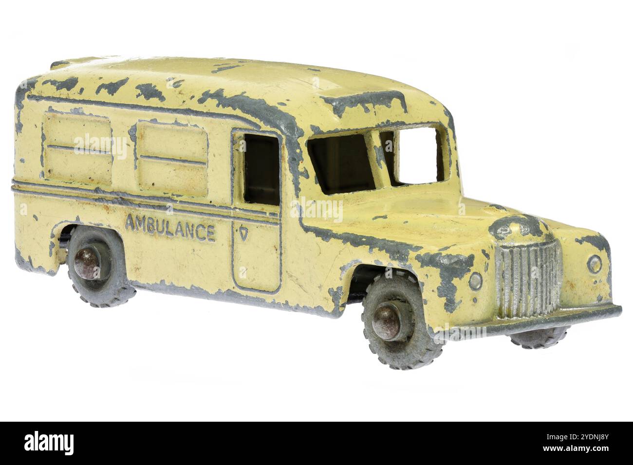 Ambulanza vintage Lesney Daimler isolata su sfondo bianco Foto Stock