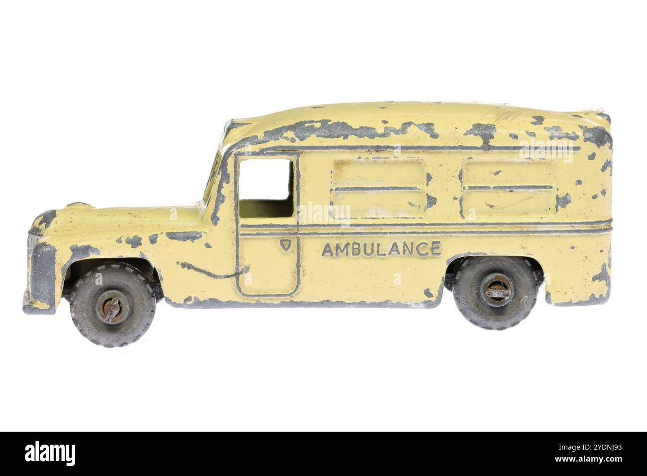 Ambulanza vintage Lesney Daimler isolata su sfondo bianco Foto Stock