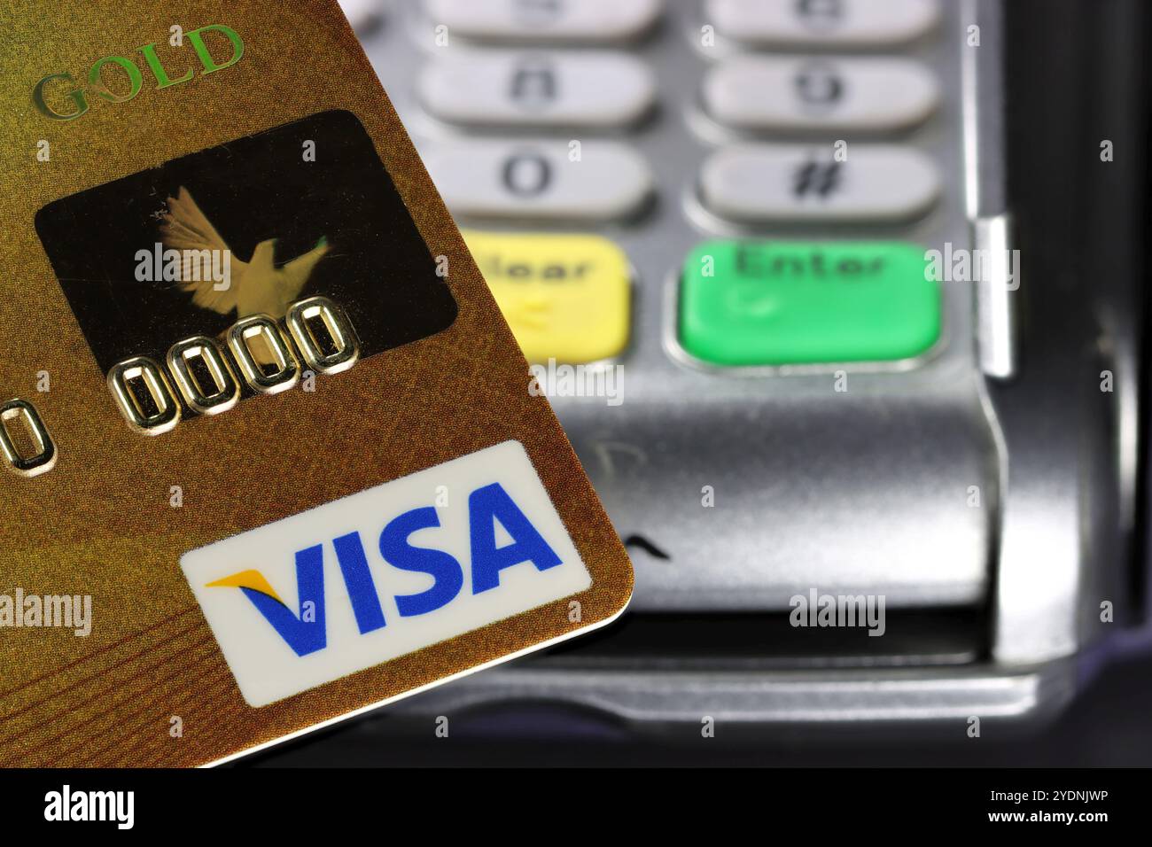 Logo VISA sulla carta di credito con terminale di pagamento sullo sfondo Foto Stock