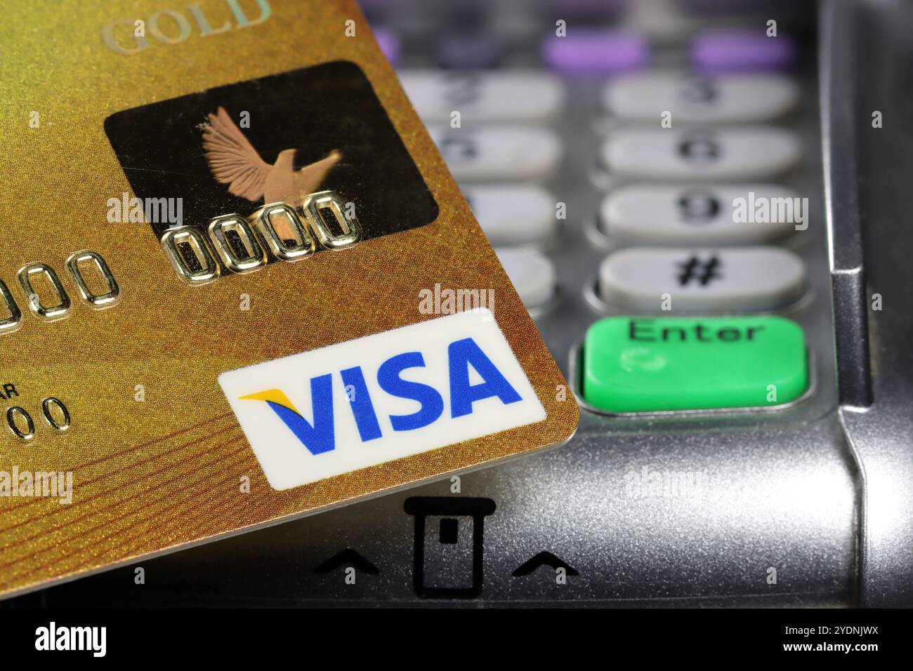 Logo VISA sulla carta di credito con terminale di pagamento sullo sfondo Foto Stock