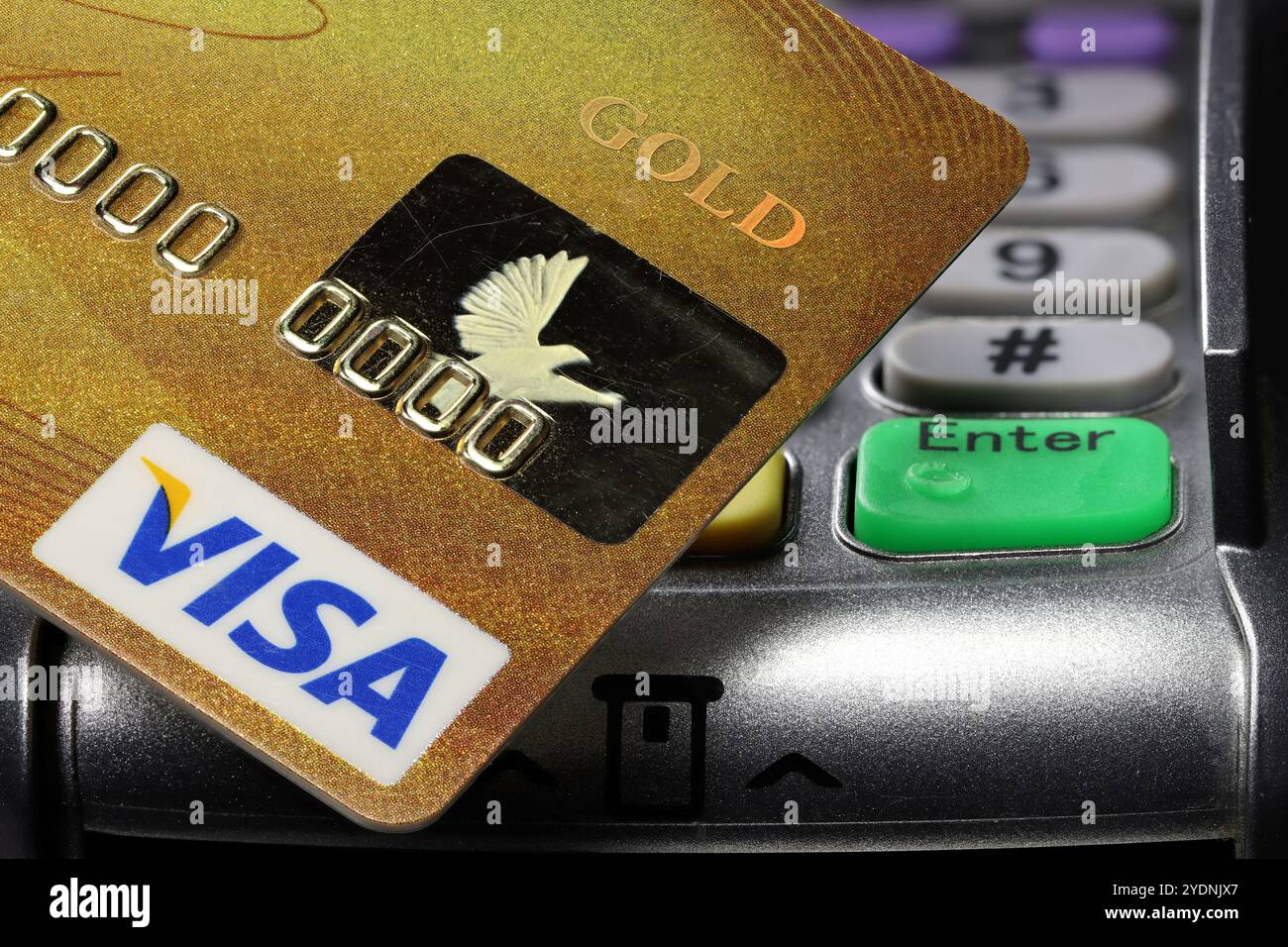 Logo VISA sulla carta di credito con terminale di pagamento sullo sfondo Foto Stock
