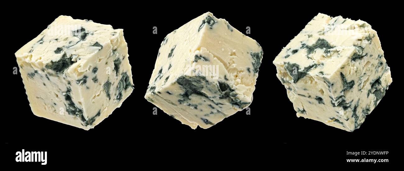 Cubetti di formaggio blu isolati su sfondo nero Foto Stock