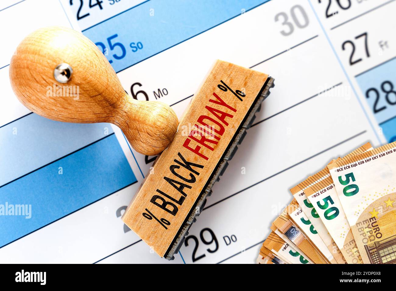 Baviera, Germania - 27 ottobre 2024: Timbro con iscrizione: BLACK FIRDAY e percentuali, o segno di percentuale. Simboleggia la mega vendita e la vendita da parte dei negozi online in Germania. FOTOMONTAGGIO *** Stempel mit Aufschrift: BLACK FIRDAY und Prozenten, bzw. Prozentzeichen. Symbolisiert Mega-sale e Verkauf durch Onlineshop a Deutschland. FOTOMONTAGE Foto Stock