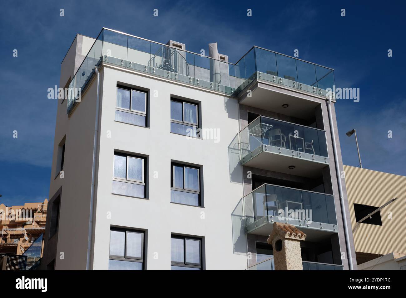 Edificio moderno sulla costa di Benalmádena, Málaga, Spagna, Foto Stock