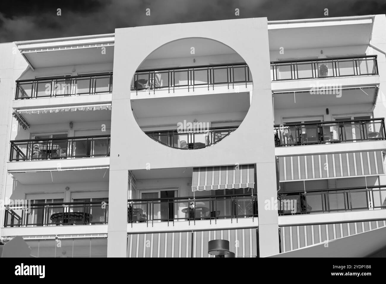 Edificio con un cerchio agli ultimi due piani. Fuengirola, Málaga, Spagna. Foto Stock