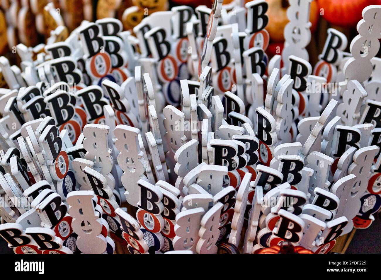 Immagine ravvicinata di un gruppo di bastoncini di legno bianchi con lettere nere che scrivono "BOO" in una disposizione caotica. Foto Stock