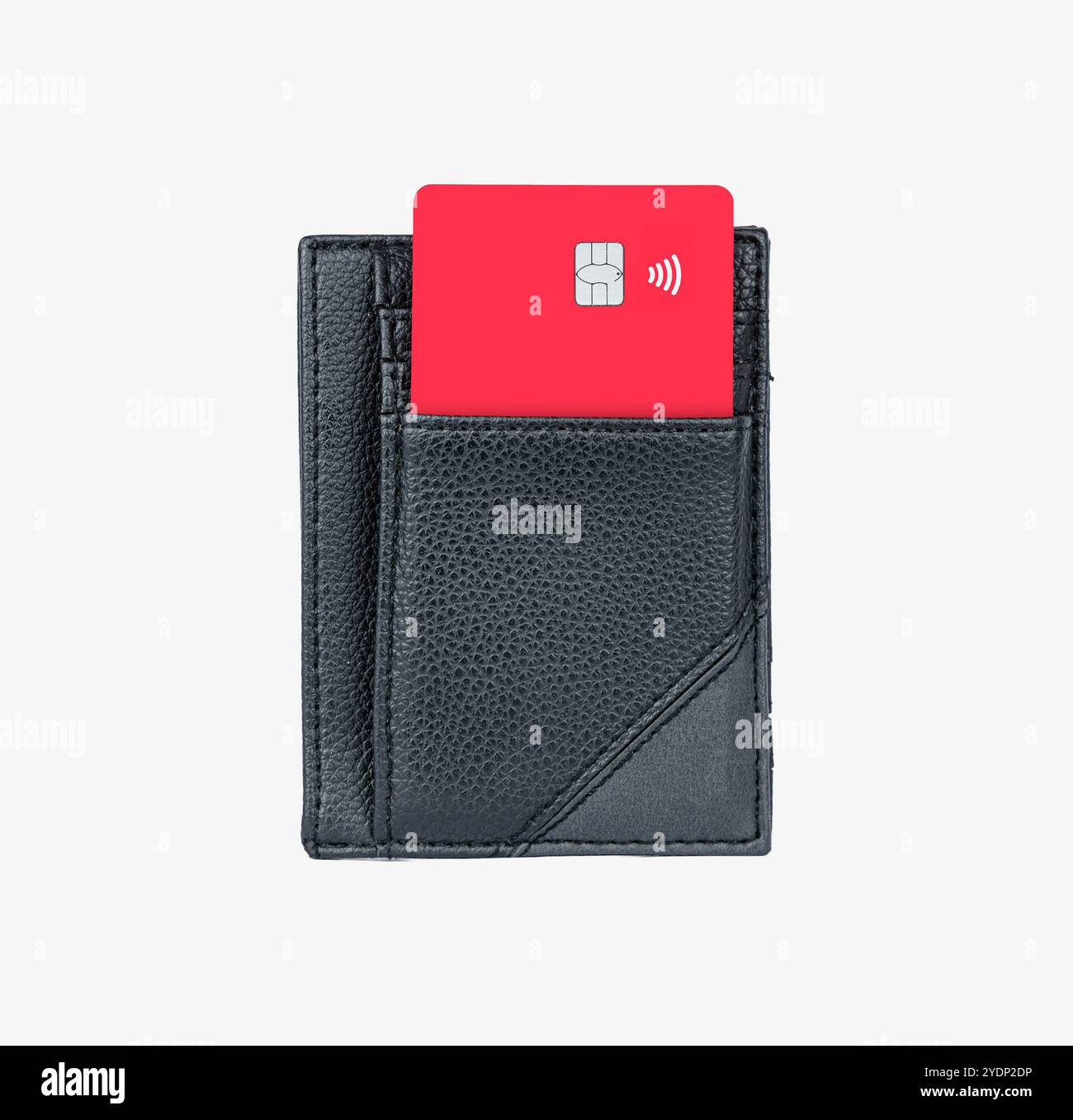Il portafoglio in pelle nera contiene una carta di credito senza contatto rossa brillante Foto Stock