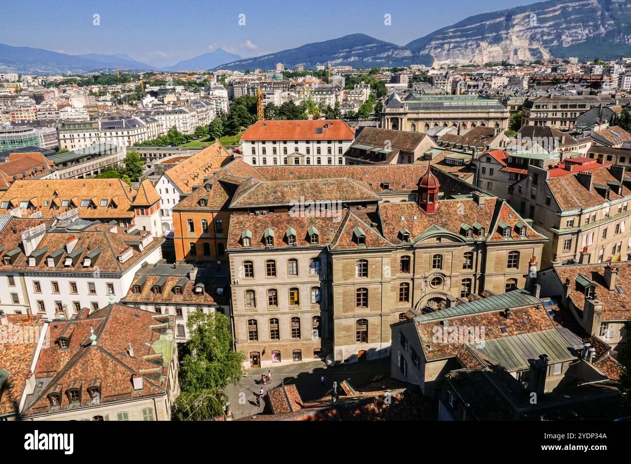 Vista del centro storico e dell'edificio storico dal campanile della Cattedrale di San Pietro a Ginevra, Svizzera. Foto Stock