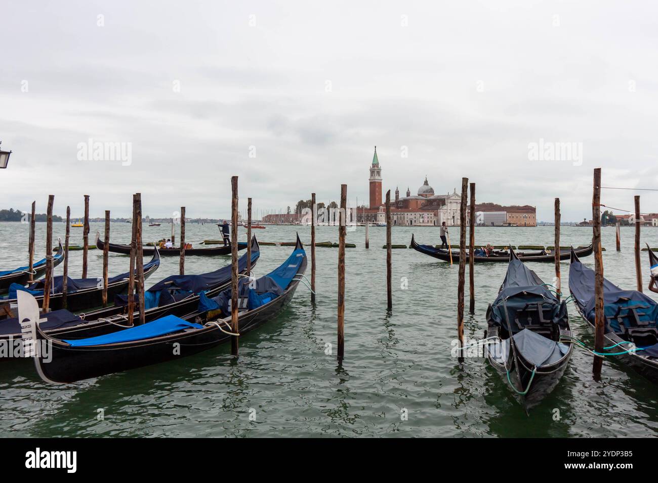 La Laguna di Venezia, Italia. In primo piano ci sono le gondole al molo Foto Stock