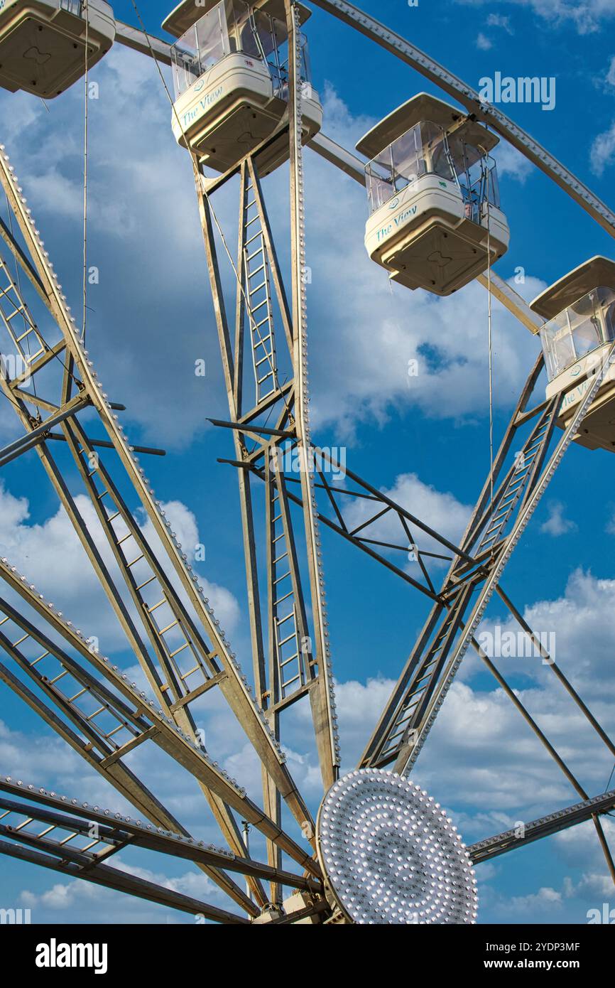 Una vista ad angolo basso di una ruota panoramica contro un cielo blu con nuvole bianche. A York, North Yorkshire, Regno Unito. Foto Stock