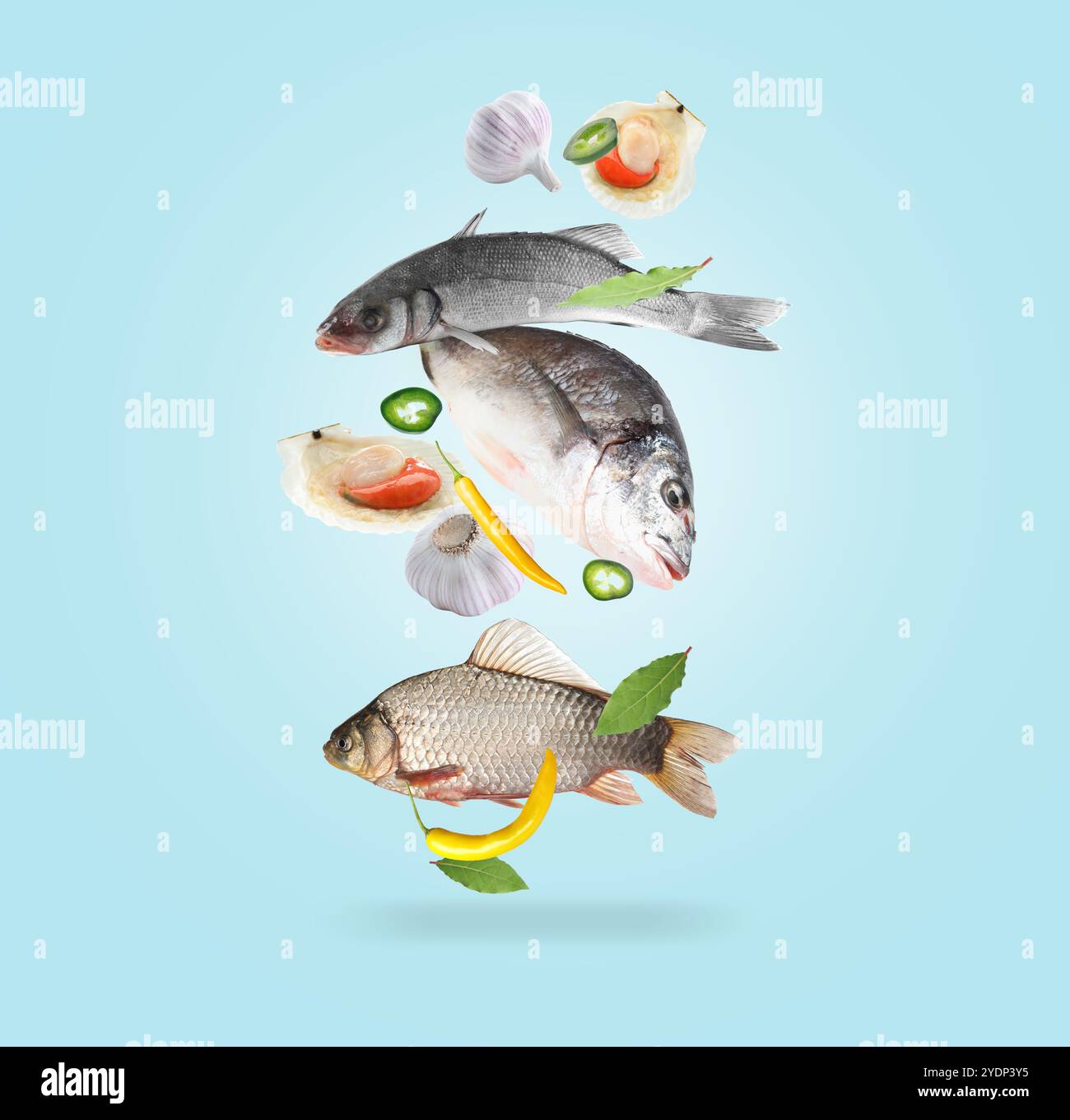 Cibo di mare diverso in aria su sfondo azzurro Foto Stock