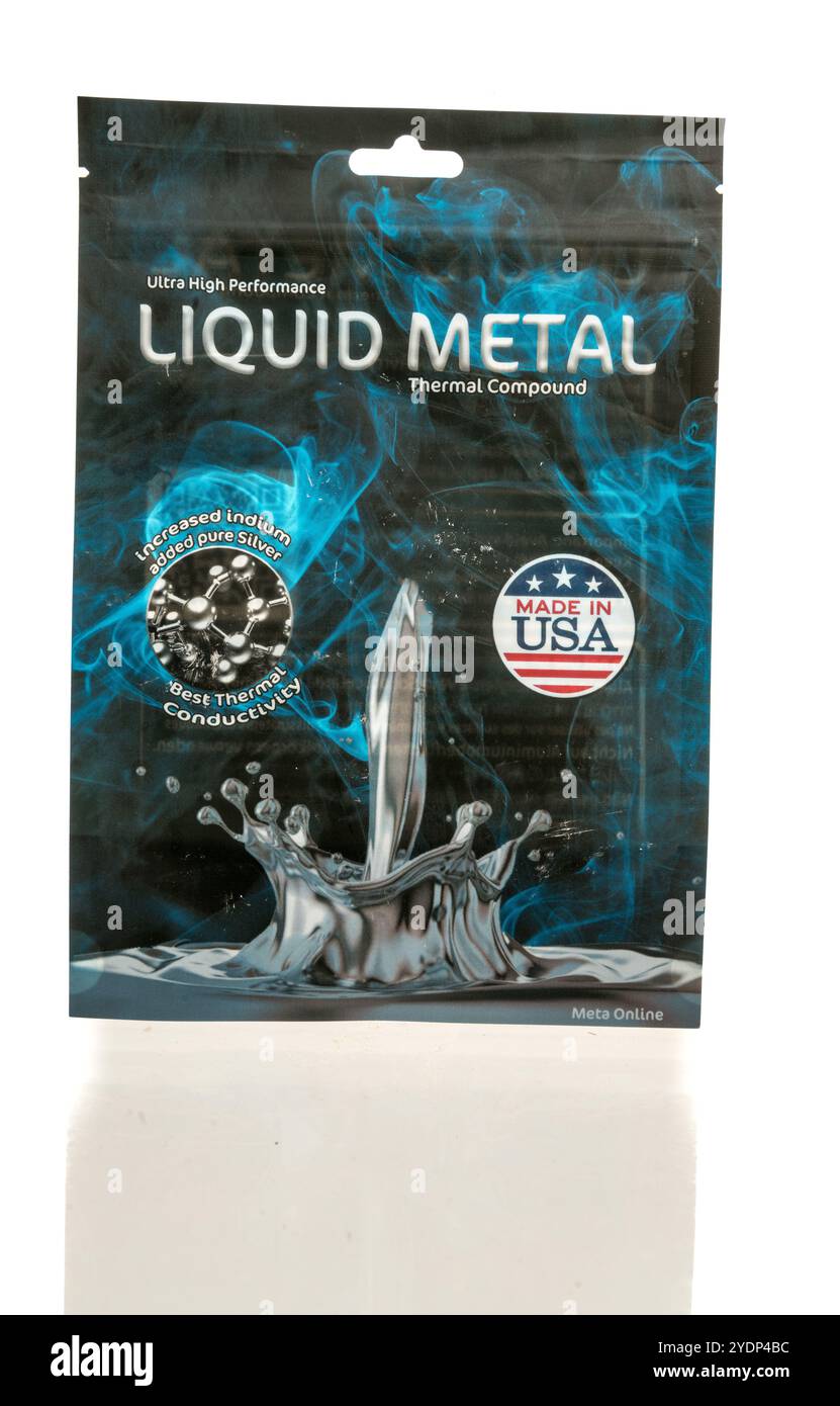 Winneconne, WI - 14 ottobre 2024: Un pacchetto di composto termico di metallo liquido su sfondo isolato. Foto Stock