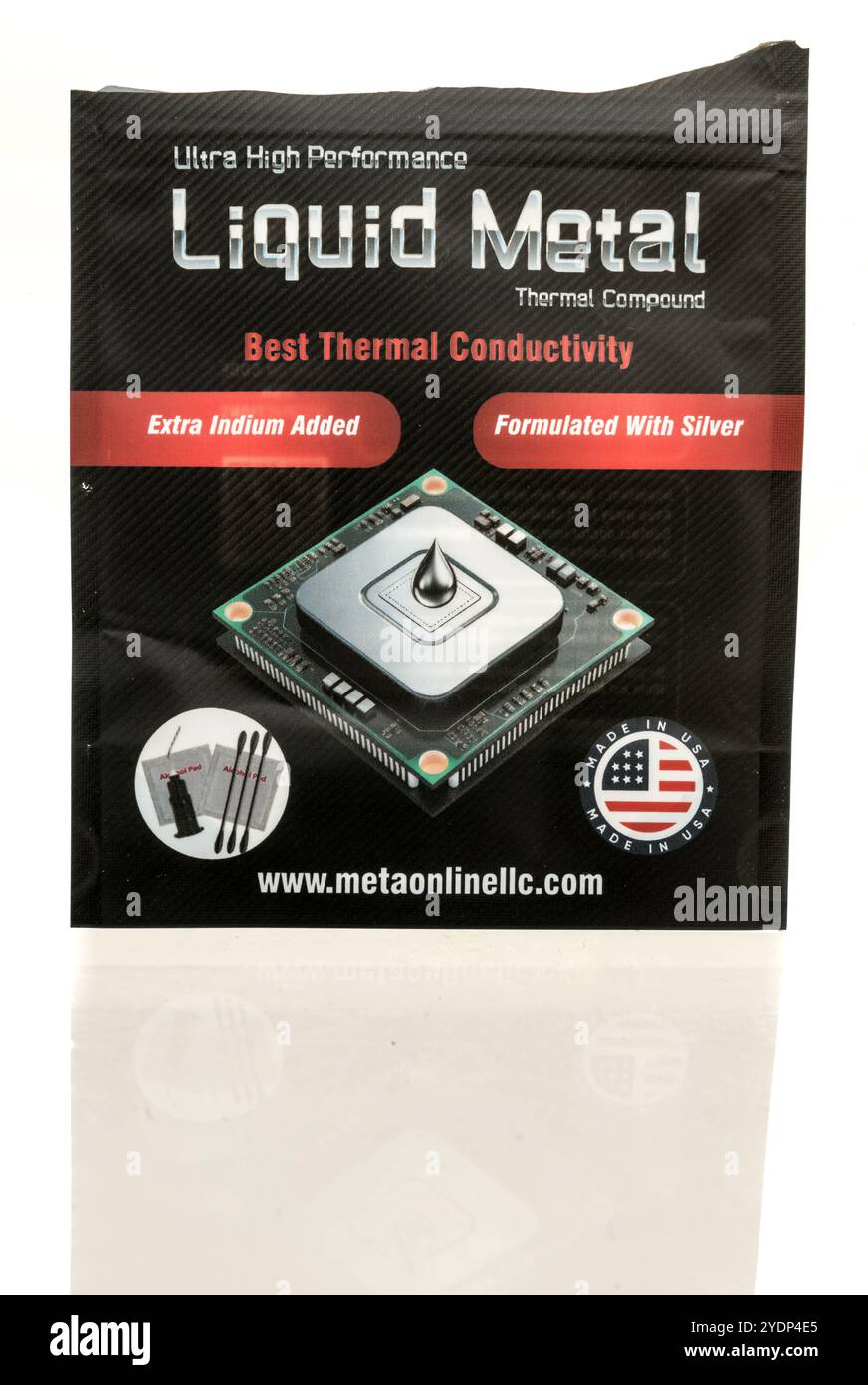 Winneconne, WI - 14 ottobre 2024: Un pacchetto di composto termico di metallo liquido su sfondo isolato. Foto Stock