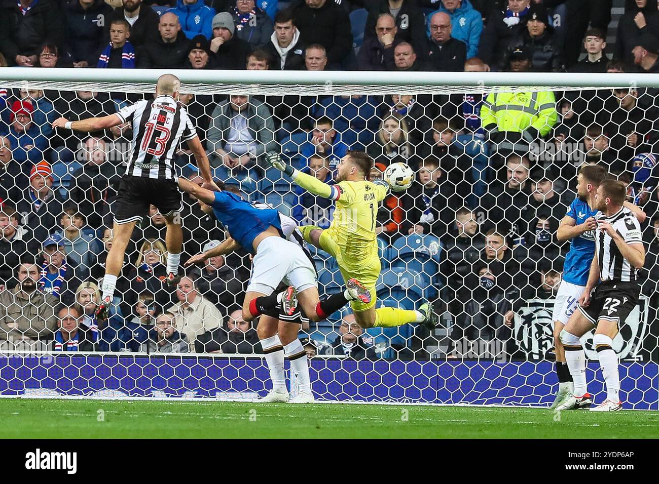 Glasgow, Regno Unito. 27 ottobre 2024. I Rangers giocarono contro il St Mirren allo stadio Ibrox nella partita della Scottish Premiership. Il punteggio è stato Rangers 2-0 St Mirren. I gol sono stati segnati per i Rangers da M Diomande, (Rangers 10) 13 minuti, V Cerny, (Rangers 18), 9 minuti e per St Mirren, A Gogic, (St Mirren 13), 26 minuti. Crediti: Findlay/Alamy Live News Foto Stock