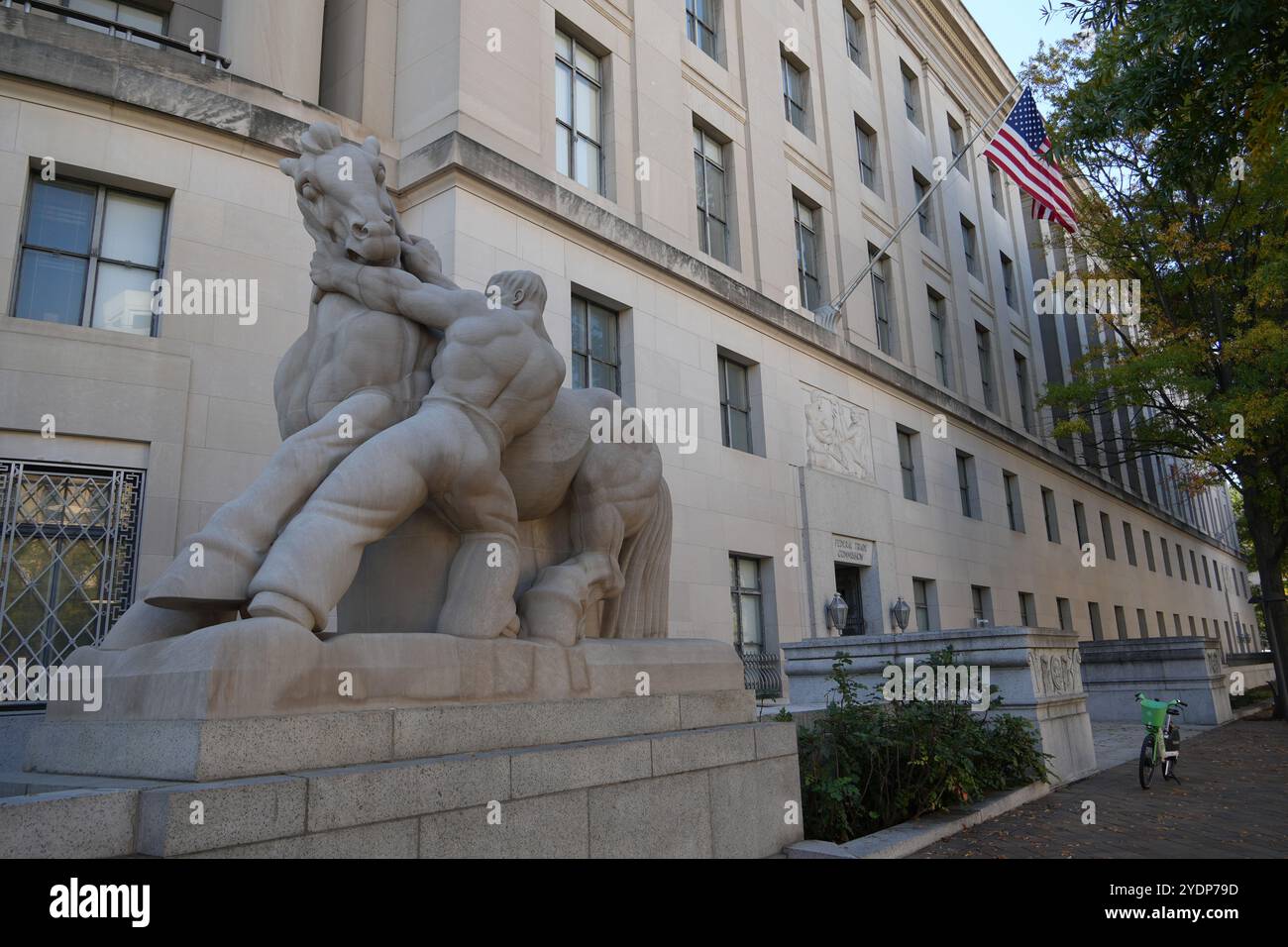 Una scultura, Man Controlling Trade, fuori dal Federal Trade Commission Building, Washington DC, USA Foto Stock