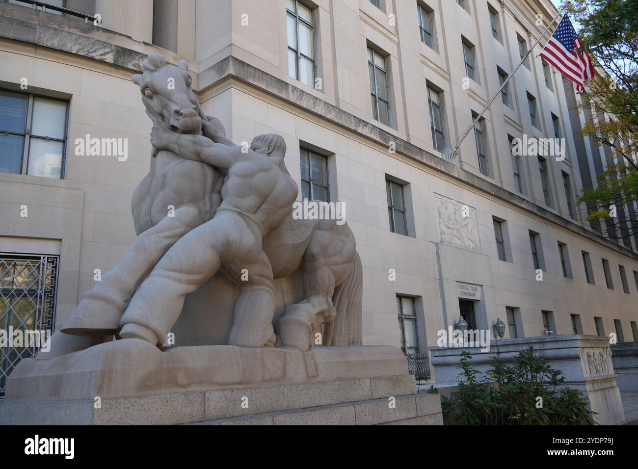 Una scultura, Man Controlling Trade, fuori dal Federal Trade Commission Building, Washington DC, USA Foto Stock