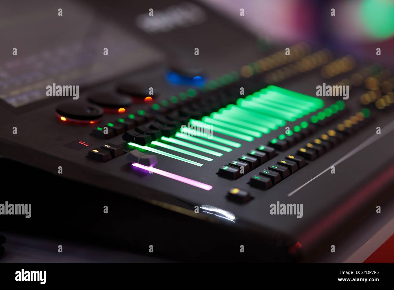 Primo piano sulla console del controller di illuminazione professionale. Messa a fuoco selettiva. Foto Stock
