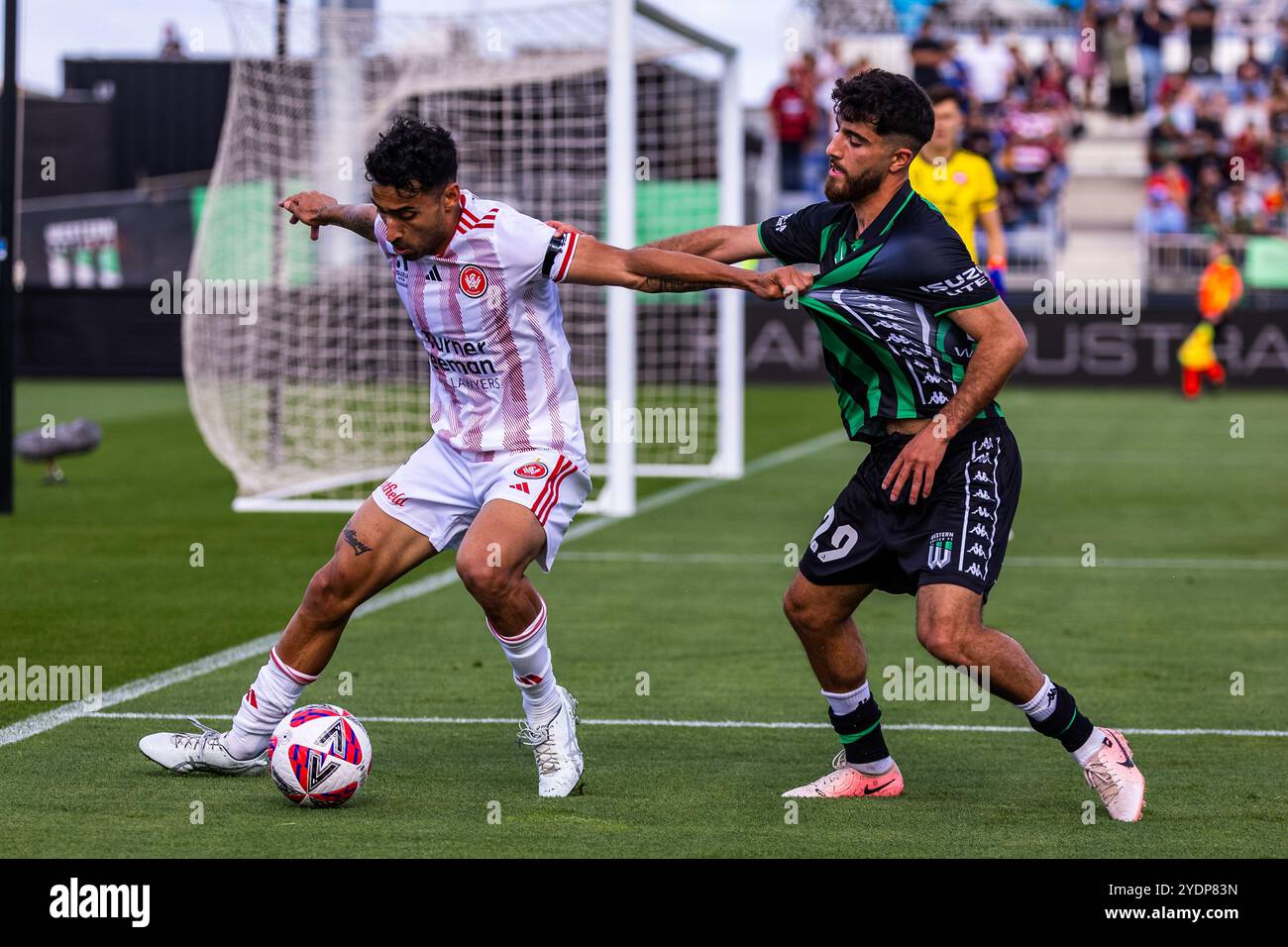 Melbourne, Australia, 27 ottobre 2024. Gabriel Cleur del Western Sydney Wanderers FC è sfidato da Charbel Shamoon del Western United FC durante la seconda giornata della partita di calcio maschile Isuzu Ute A-League tra Western United FC e Western Sydney Wanderers FC a Ironbark Fields Tarneit il 27 ottobre 2024 a Melbourne, Australia. Crediti: Santanu Banik/Speed Media/Alamy Live News Foto Stock