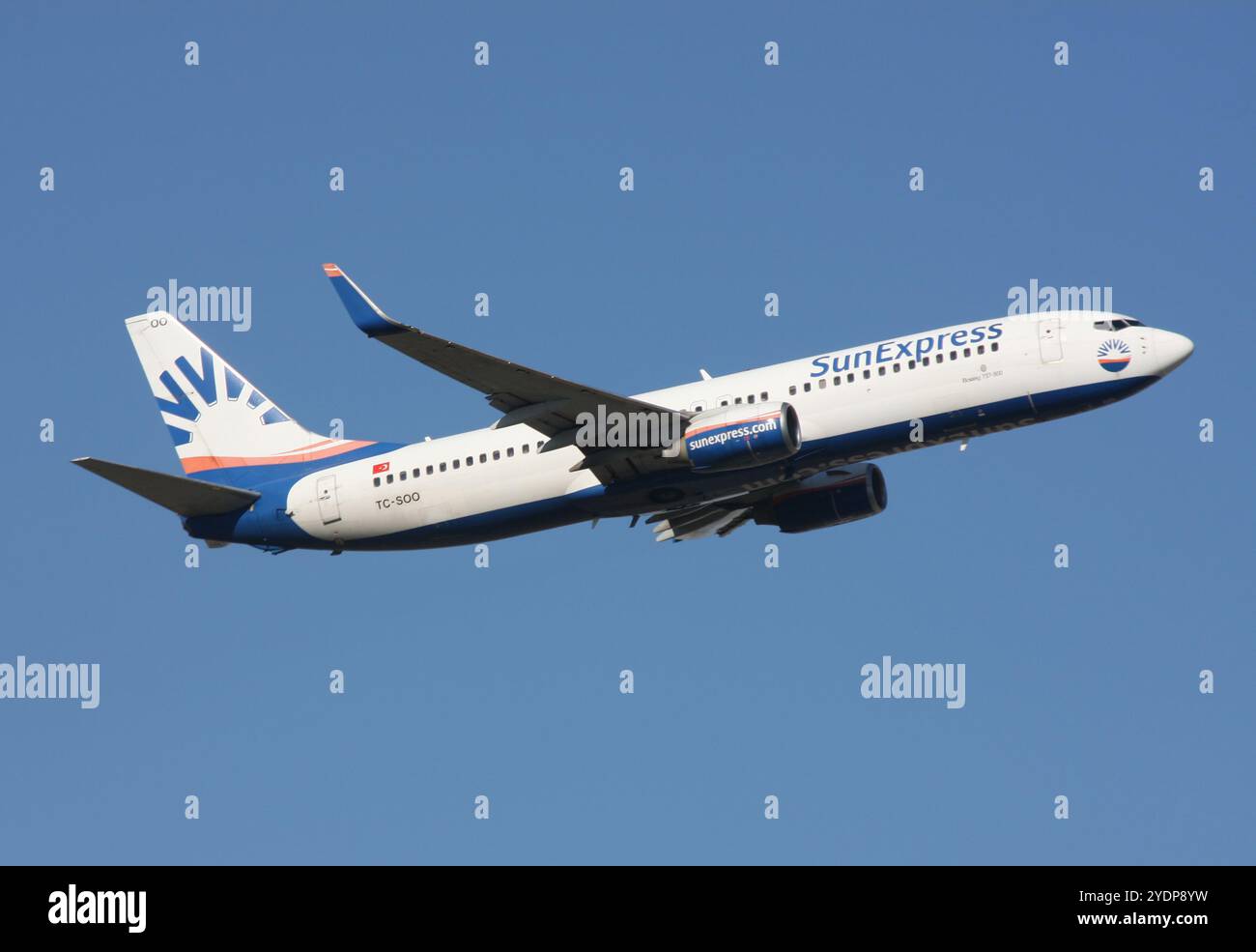 Un Boeing 737-800 di SunExpress parte da Gatwick Foto Stock
