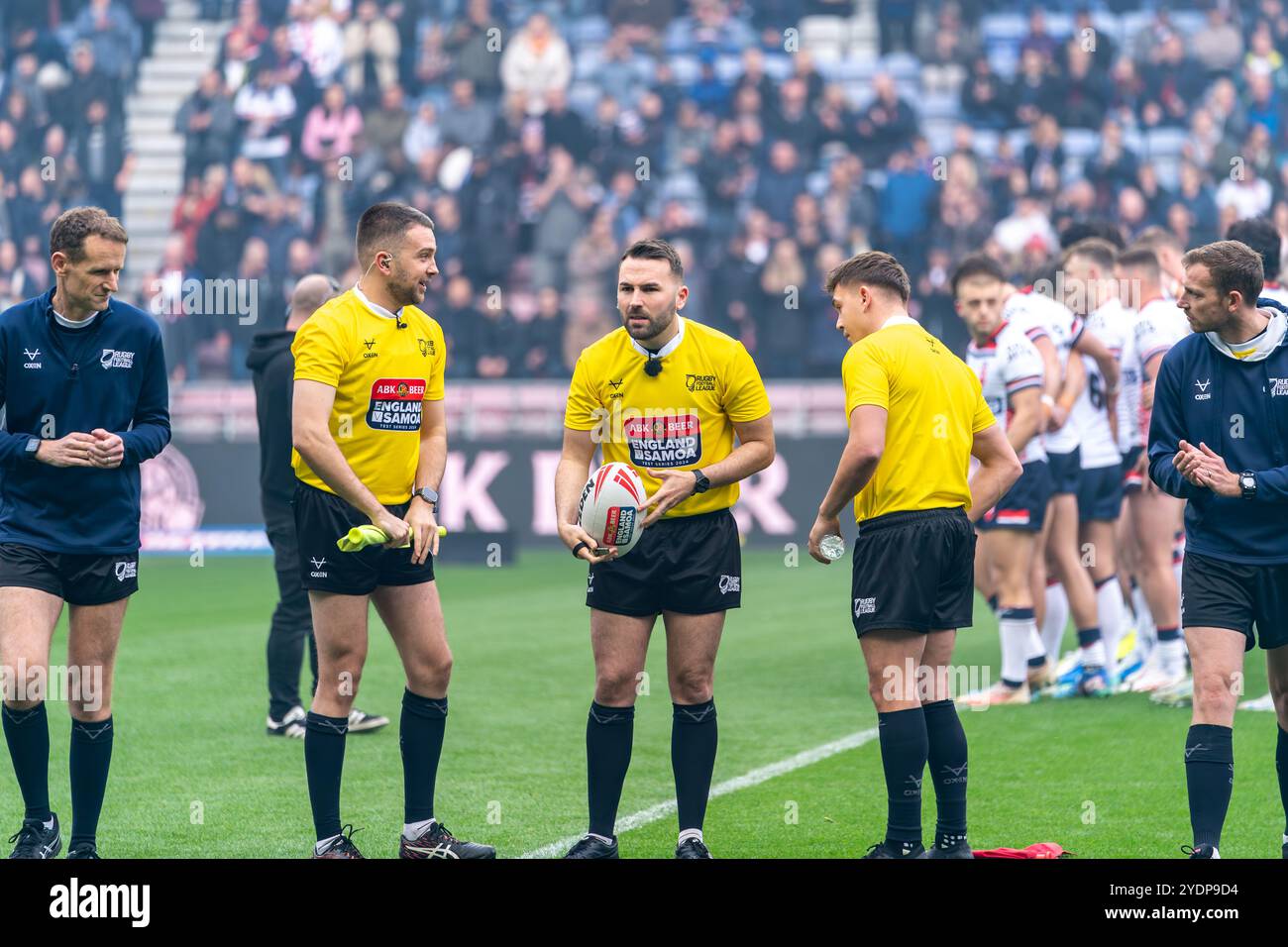 Wigan, UK.27 ottobre 2024. ABK Beer England vs Samoa International test Series 2024. Match Officials, Marcus Griffiths, Cameron Worsley e l'arbitro Liam Moore. Credito Paul Whitehurst/PBW Media/Alamy Live News Foto Stock