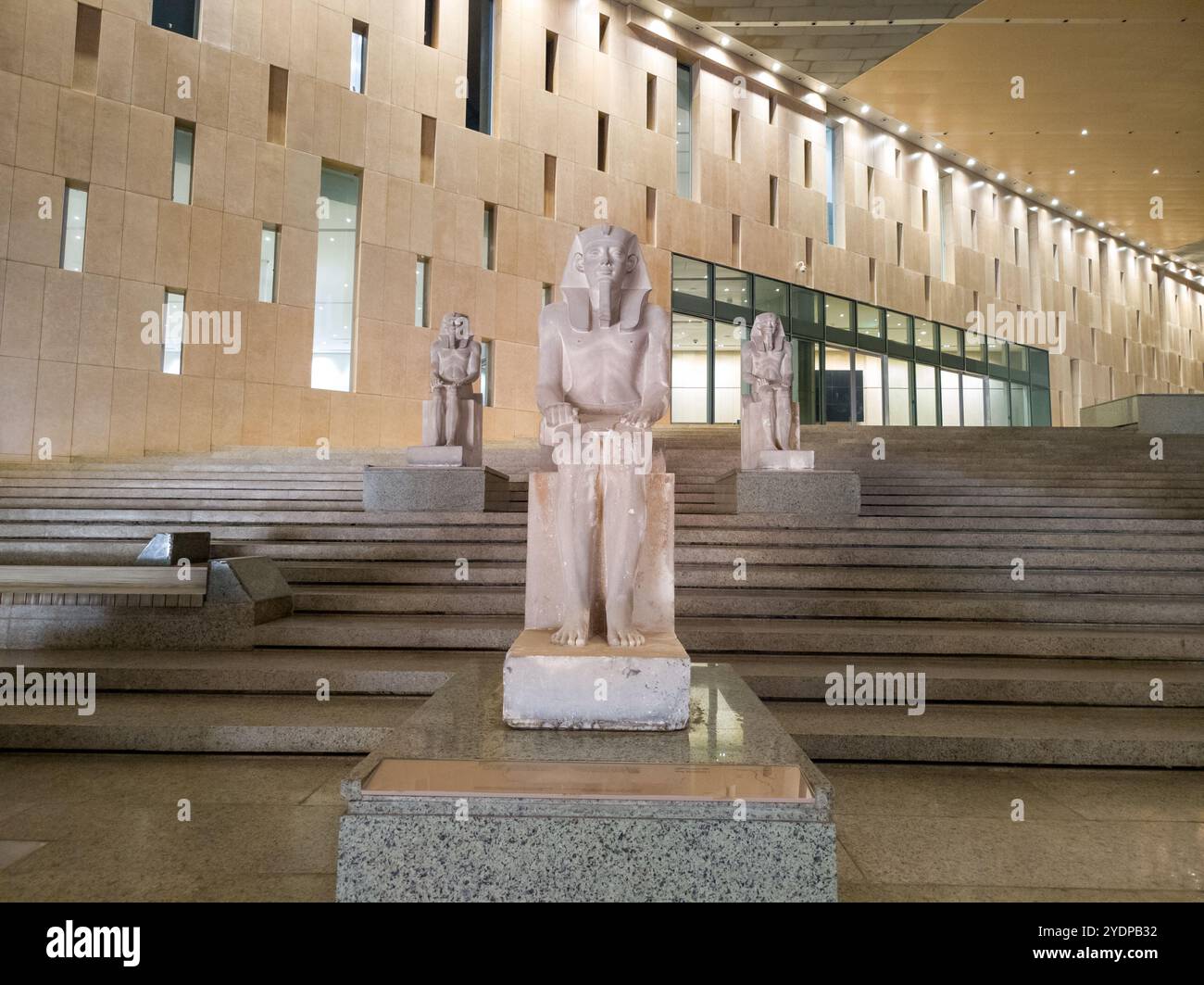 19.10.24 Giza, Egitto: La più grande mostra archeologica al GEM Grand Egyptian Museum di Giza in Egitto. Foto Stock