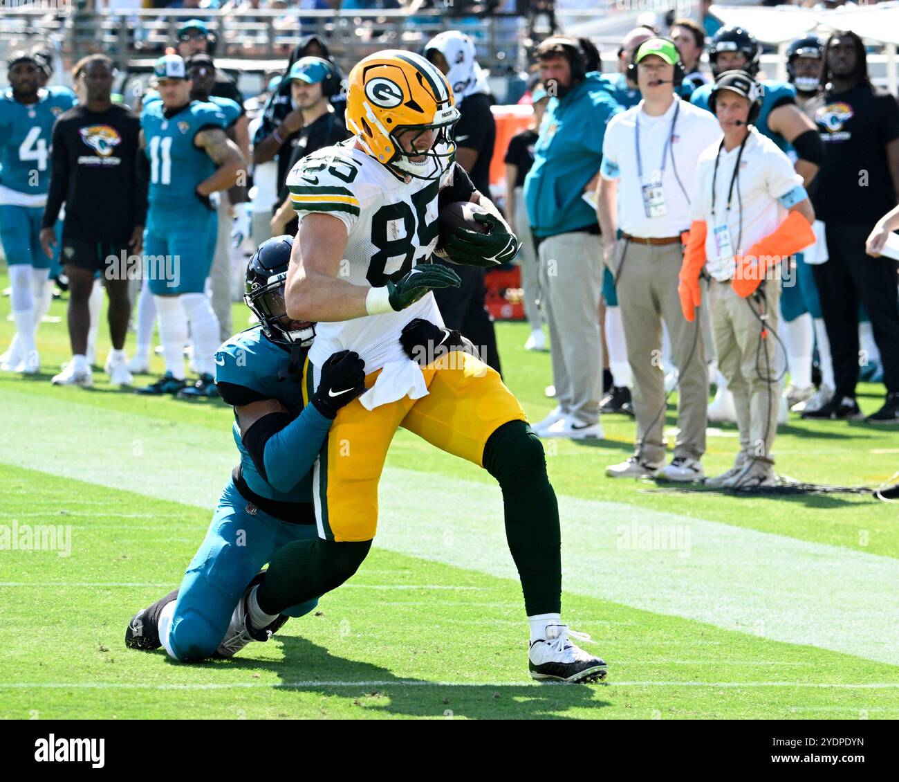 Jacksonville, Stati Uniti. 27 ottobre 2024. Il Tight End Tucker Craft è stato accolto nel terzo quarto mentre i Packers gareggiano contro i Jaguars all'EverBank Stadium di Jacksonville, Florida, domenica 27 ottobre 2024. Green Bay sconfisse Jacksonville 30-27. Foto di Joe Marino/UPI. Crediti: UPI/Alamy Live News Foto Stock