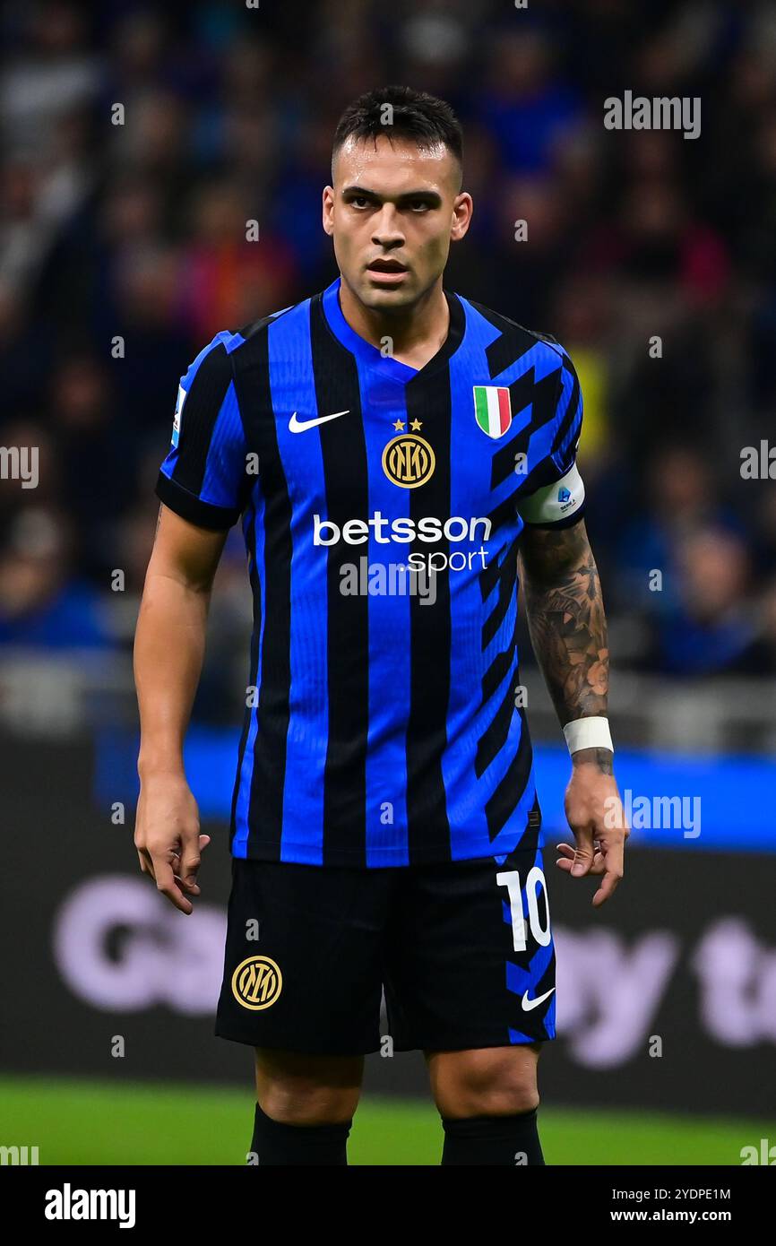 Lautaro Martinez, l'attaccante argentino n. 10 dell'Inter Milan, guarda durante la partita di calcio di serie A tra Inter Milan e Juventus FC allo Stadio San Siro di Milano, Italia, il 27 ottobre 2024 Credit: Piero Cruciatti/Alamy Live News Foto Stock