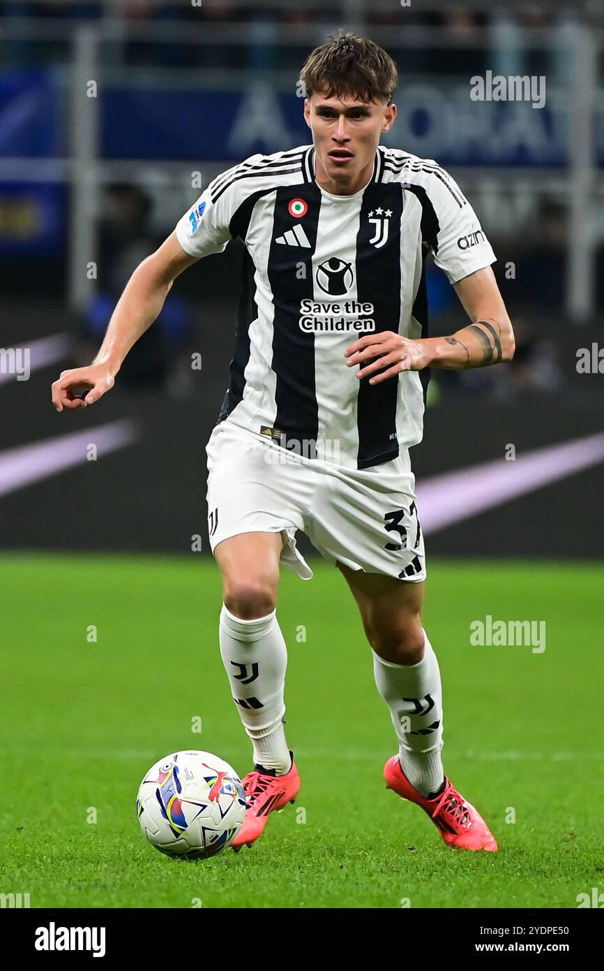 Nicolò Savona della Juventus controlla la palla durante la partita di calcio di serie A Inter Milan contro Juventus FC allo Stadio San Siro di Milano, Italia il 27 ottobre 2024 credito: Piero Cruciatti/Alamy Live News Foto Stock