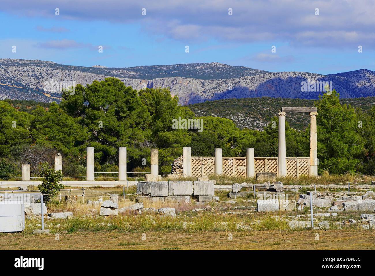 Rovine del colonnato sopra la sotterranea Avaton, dove i pazienti furono guariti dal dio Asclepio nel sito archeologico di Epidavros Foto Stock