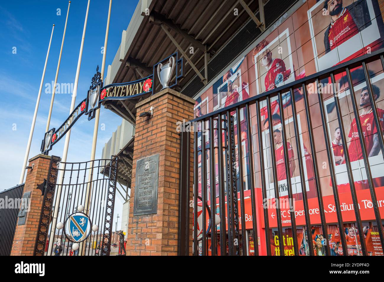 Guardando verso il Paisley Gateway di Anfield che onora il suo ex manager. Nella foto di Liverpool sotto un cielo blu il 27 ottobre 2024. Foto Stock