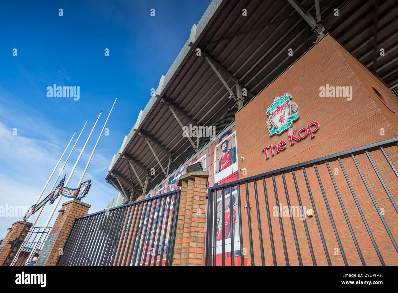 Guardando lo stand Kop dello stadio di Anfield, Liverpool, che domina il Paisley Gateway il 27 ottobre 2024. Foto Stock