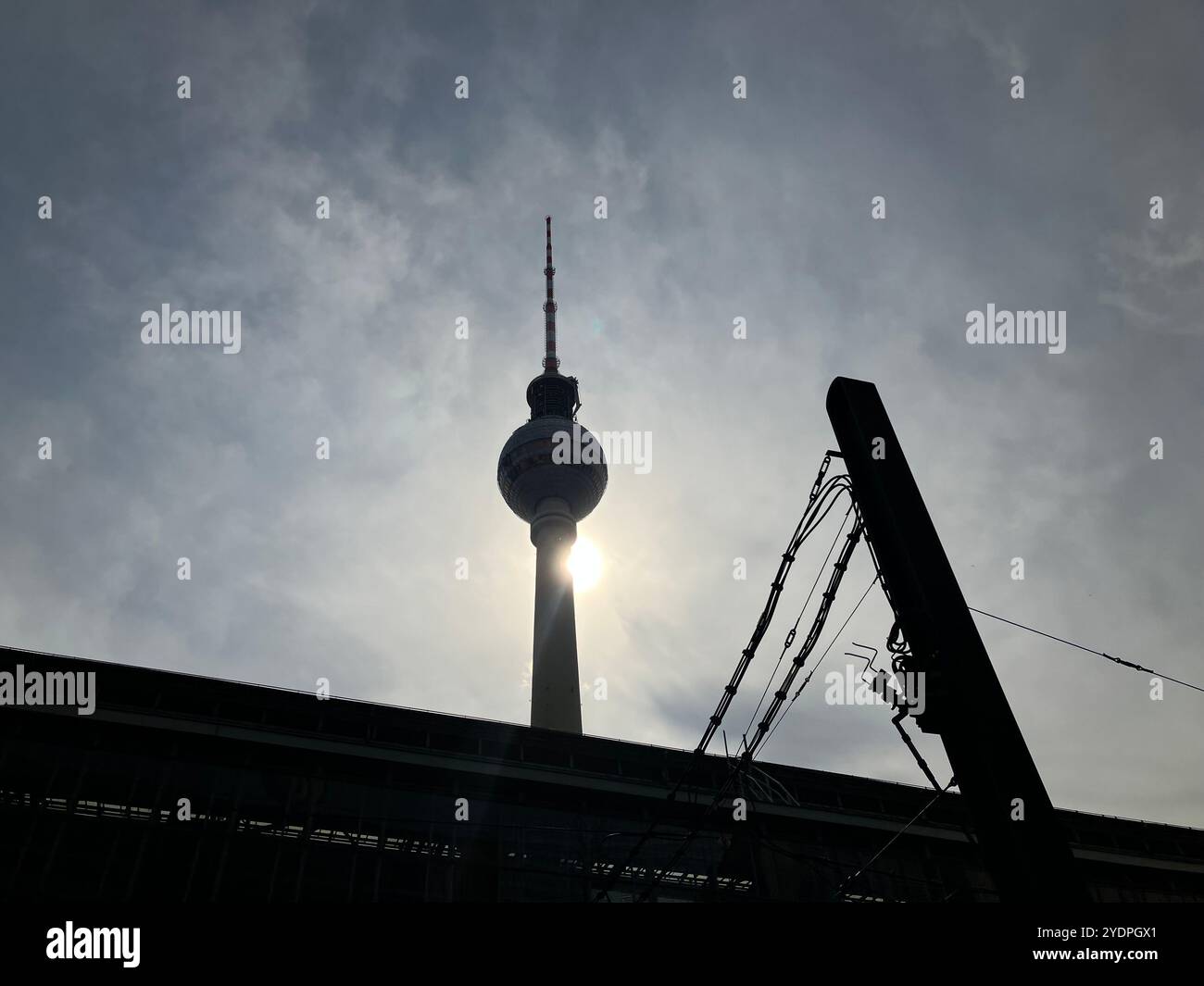 Guardando in alto verso la Fernsehturm (torre della televisione) presso Alexanderplatz Bahnhof (stazione ferroviaria). Alexanderplatz, Mitte, Berlino, Germania. 21 maggio 2023. - Immagine stock catturata con smartphone