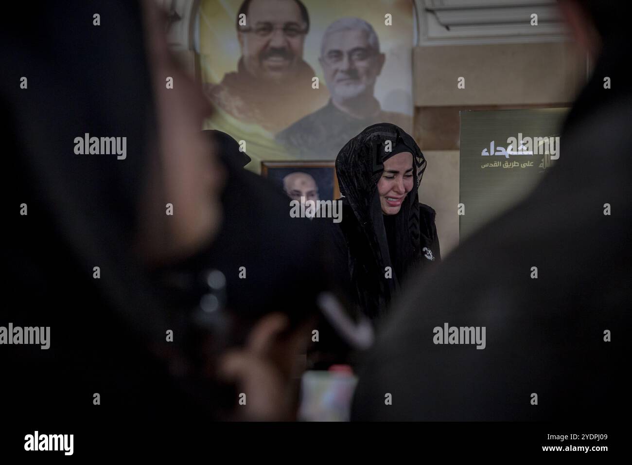 Beirut, Libano. 27 ottobre 2024. I lutti assistono a un funerale al cimitero Zaynab di Rawdat Alhawra per i musulmani sciiti nella periferia meridionale di Beirut. Combattenti Hezbollah e vittime di attacchi aerei sono tra quelli sepolti lì. Nabatieh è sotto gli ordini di evacuazione israeliani dall'inizio di ottobre. Israele ha intensificato i suoi attacchi contro il Libano a metà settembre, sostenendo che sta prendendo di mira funzionari e infrastrutture di Hezbollah. Credito: SOPA Images Limited/Alamy Live News Foto Stock