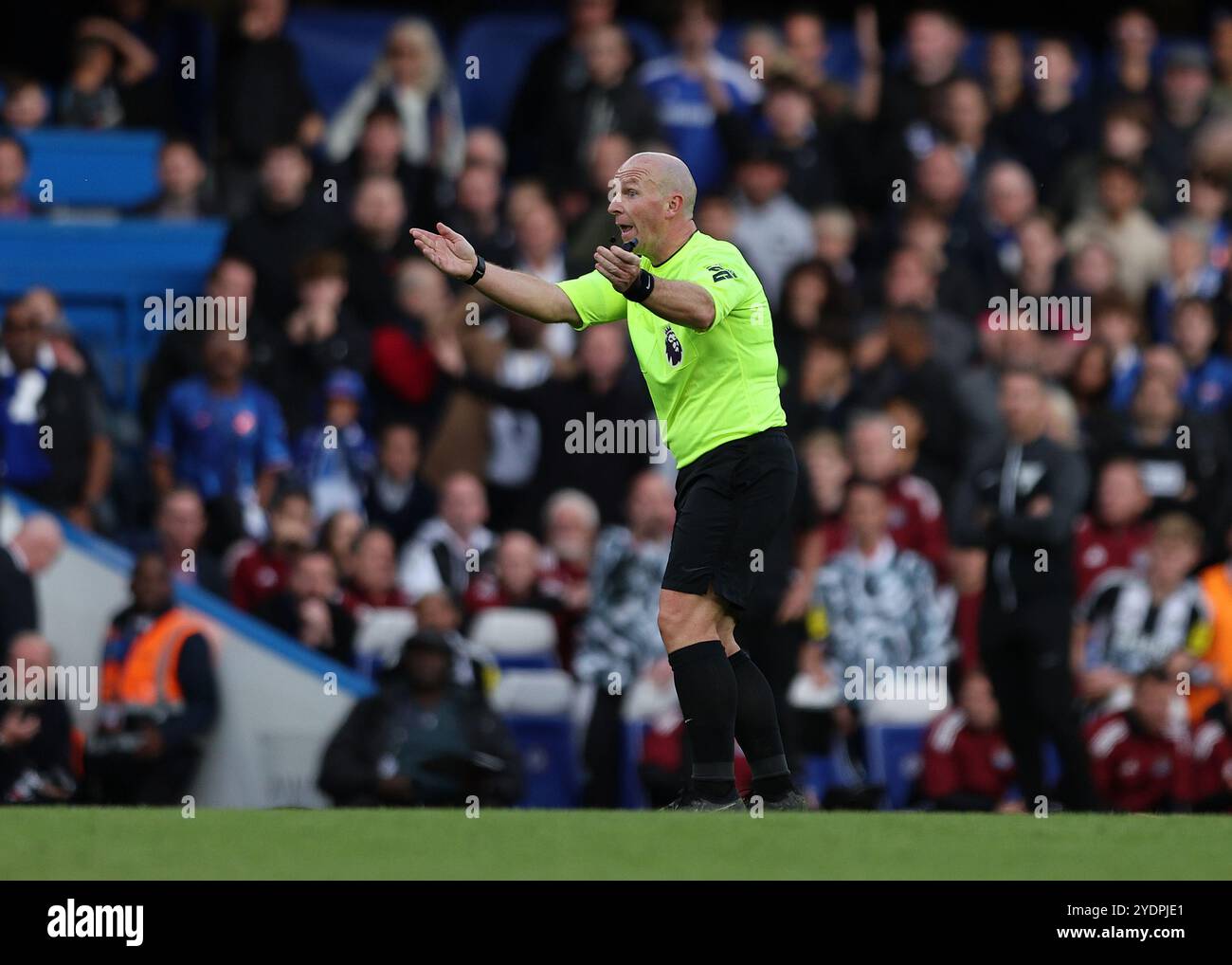 27 ottobre 2024; Stamford Bridge, Chelsea, Londra, Inghilterra: Premier League Football, Chelsea contro Newcastle United; arbitro Simon Hooper urlare contro i giocatori del Chelsea su cui giocare Foto Stock