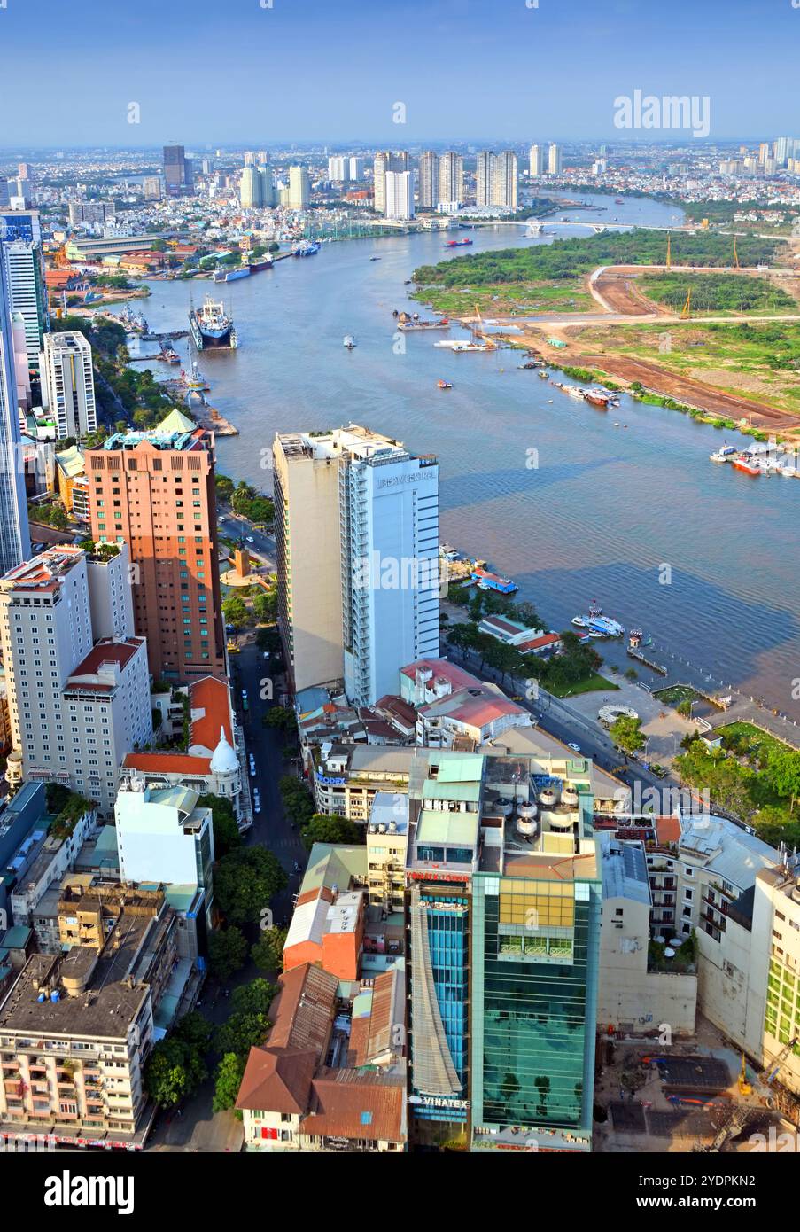 Ho chi Minh City, Vietnam - 5 aprile 2015: Vista aerea verticale panoramica del fiume Saigon, del porto e della città nel pomeriggio. Foto Stock