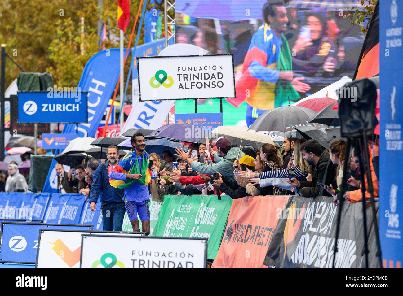 Il corridore etiope Yomif Kejelcha festeggia con il pubblico il nuovo record mondiale di mezza maratona raggiunto a Valencia (Spagna) il 27 ottobre 2024. Foto Stock Il corridore etiope Yomif Kejelcha festeggia con il pubblico il nuovo record mondiale di mezza maratona raggiunto a Valencia (Spagna) il 27 ottobre 2024. Foto Stock